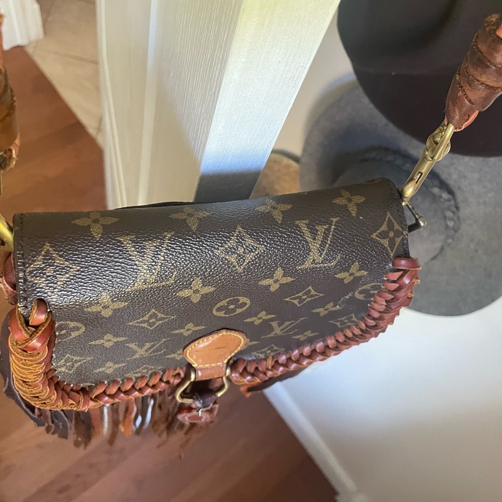 Louis Vuitton Boho Style by Agape Customs World Traveler Messenger Bag-Authentic - Picture 6 of 13